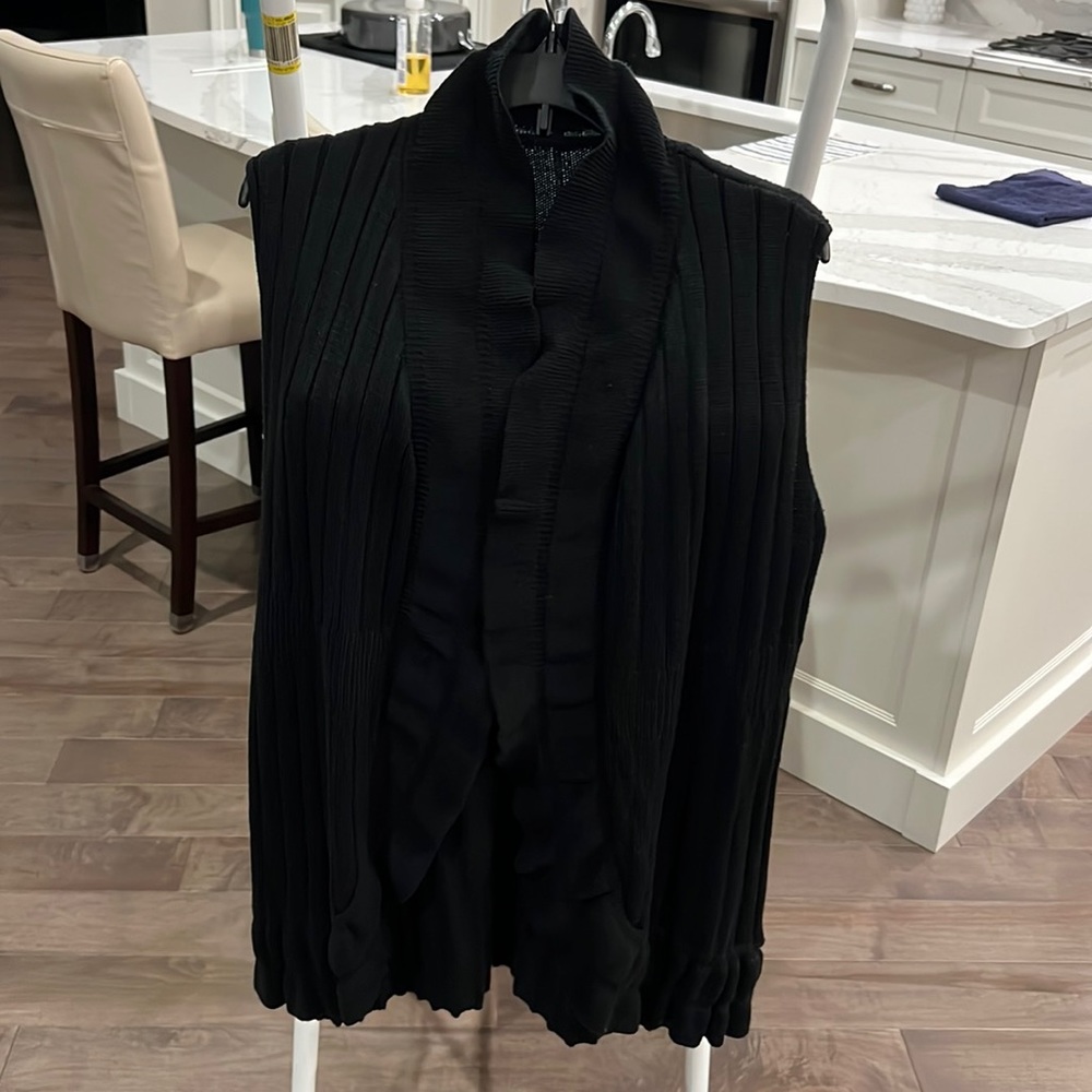 Sleeveless sweater vest-no tags